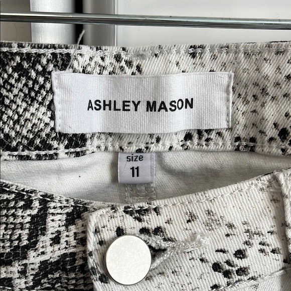 ASHLEY MASON NWOT Snakeskin Print Mid Rise Cropped Flared Denim Jeans, Size 11 - Picture 3 of 9